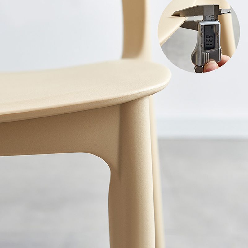 Chaise latéral de salle à manger en plastique mat