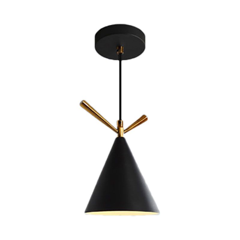 Éclairage pendentif cône nordique 1 lampe suspendue en métal léger pour café de restaurant