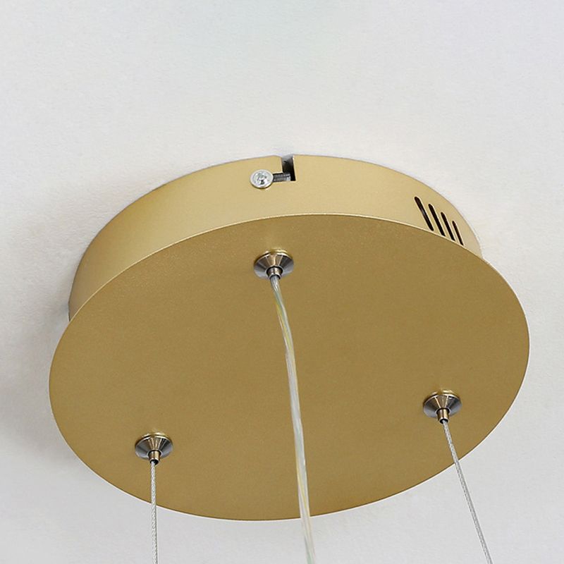 Luz de colgante lineal LED de aluminio en una lámpara de araña de hierro forjado de estilo minimalista moderno con sombra acrílica