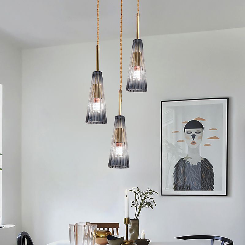 Restaurant à 3 têtes Pendant le pendentif en laiton contemporain en laiton avec une nuance en verre prismatique gris graduel conique