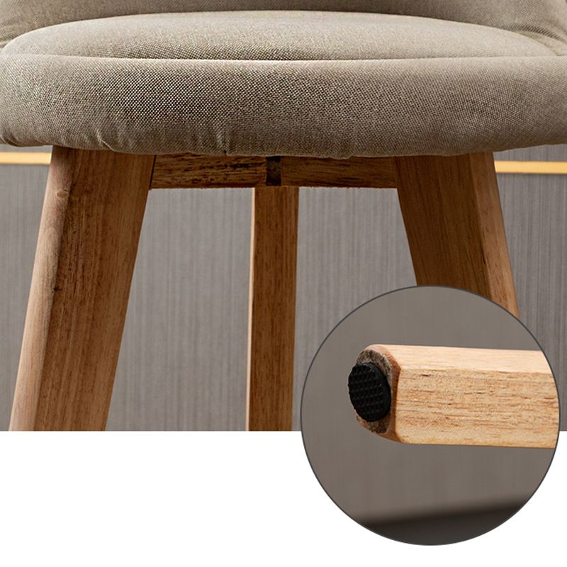 Barhocker im skandinavischen Stil mit rundem Sitz und Holzbeinen für die Küchenbar