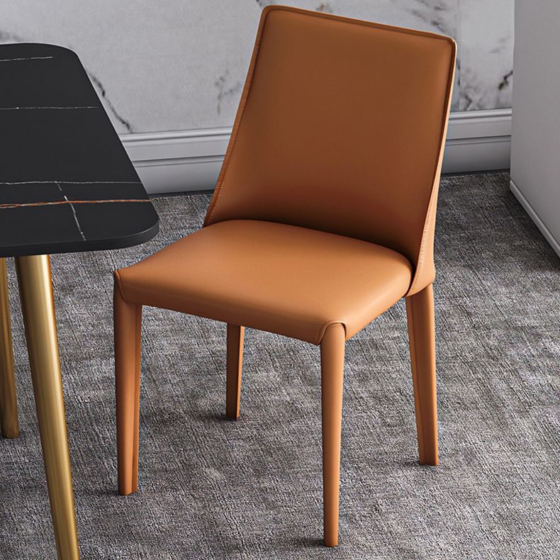 Silla lateral de cuero de hotel de estilo diseñador, silla de comedor con respaldo sólido y acabado mate