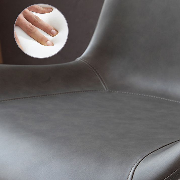 El comedor contemporáneo preside la silla sin brazos curvada de cuero mate de Parsons