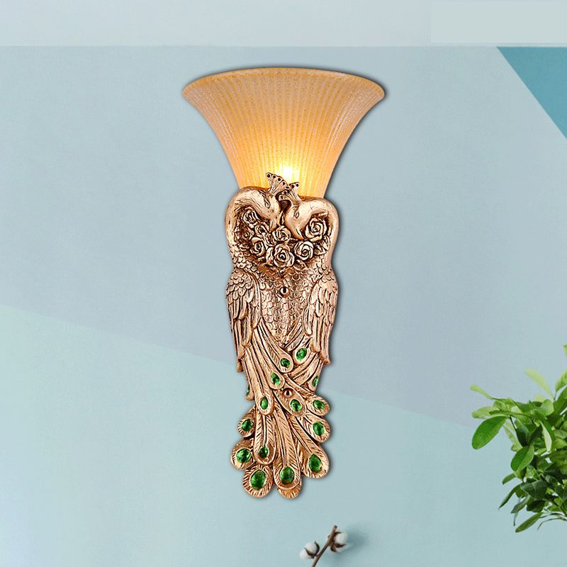 Flared Corridor Lampe Lampe Land Bernsteinglas und Harz 1 Kopf Gold/Leicht Gold Finish Wandleuchte mit Pfauendesign