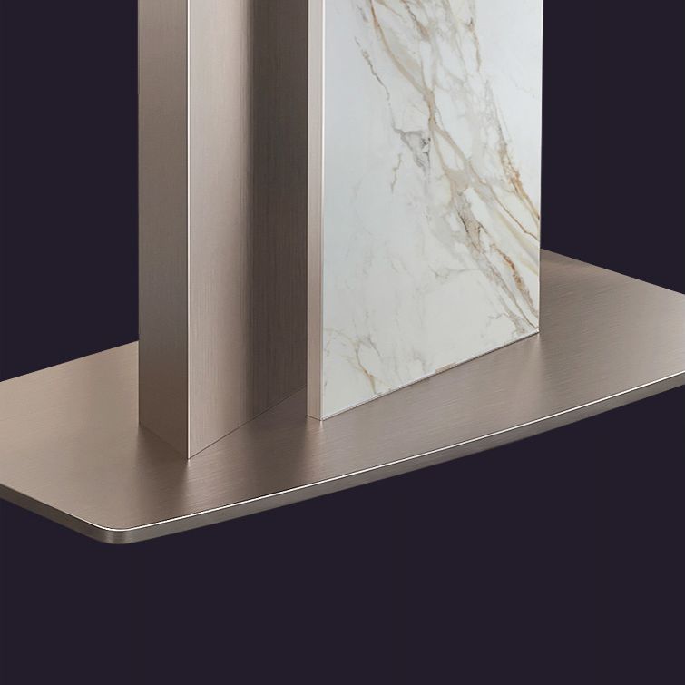 Mesa de comedor de piedra sinterizada de lujo con pedestal de metal en oro rosa