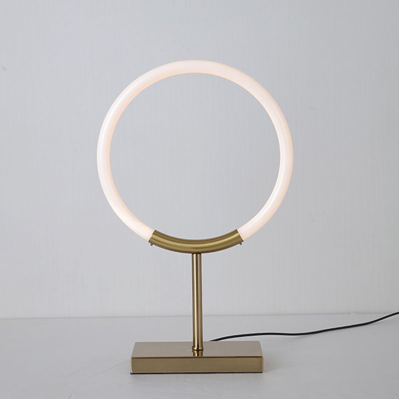 Acryl Halo -ringtafellamp Minimalistisch messing vergulde LED Night Stand Light voor slaapkamer