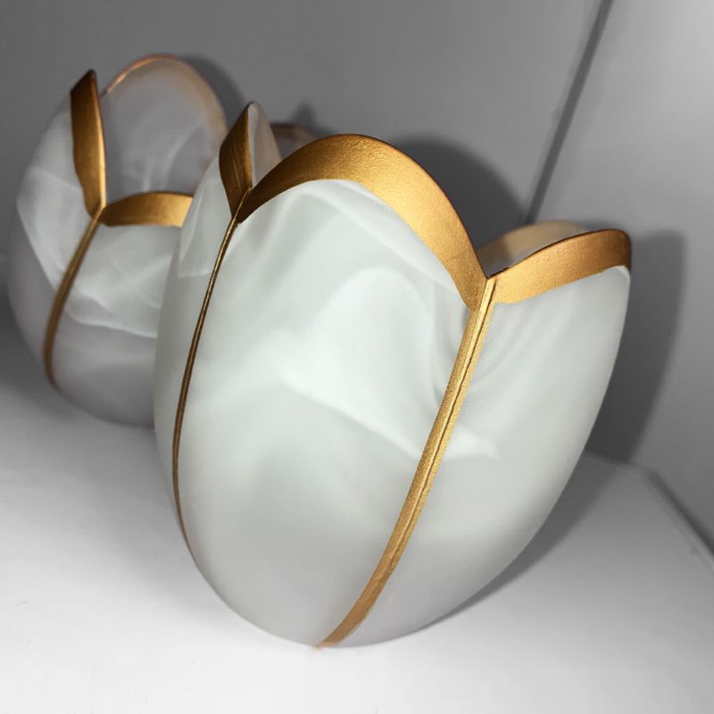 Traditionele bloemvormige plafondlamp, glazen kap, inbouwlamp voor woonkamer