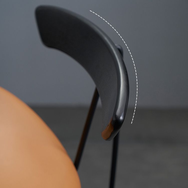 Sgabello da 31,50 "sgabello da barra industriale e sgabelli con un bancone con 4 gambe in nero