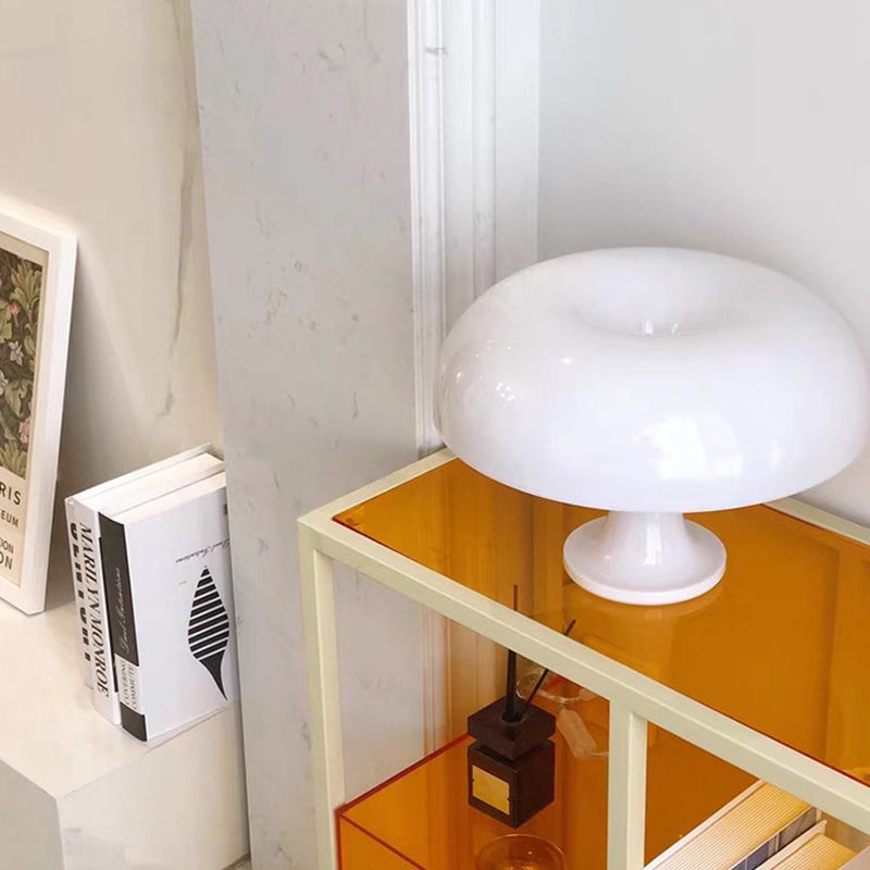 Lampada da tavolo colorata di macaron in stile nordico studia la scrivania della stanza per bambini