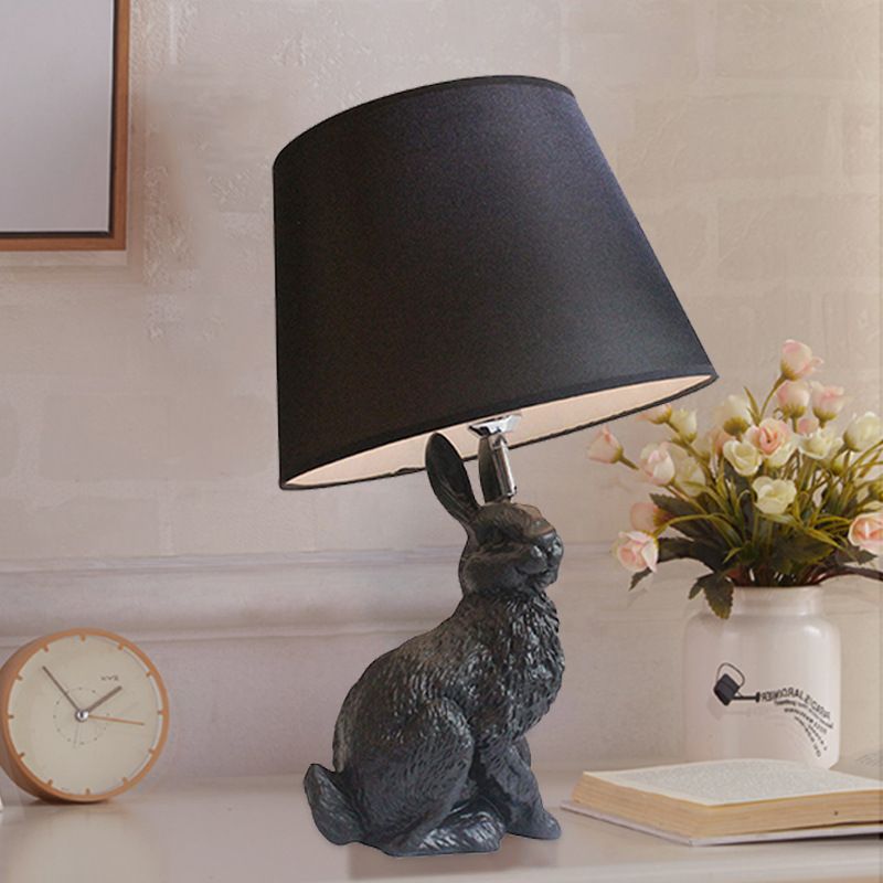 Carton de lampe de nuit en forme de lapin noir 1 lumière de la table de résine légère avec de l'ombre en tissu
