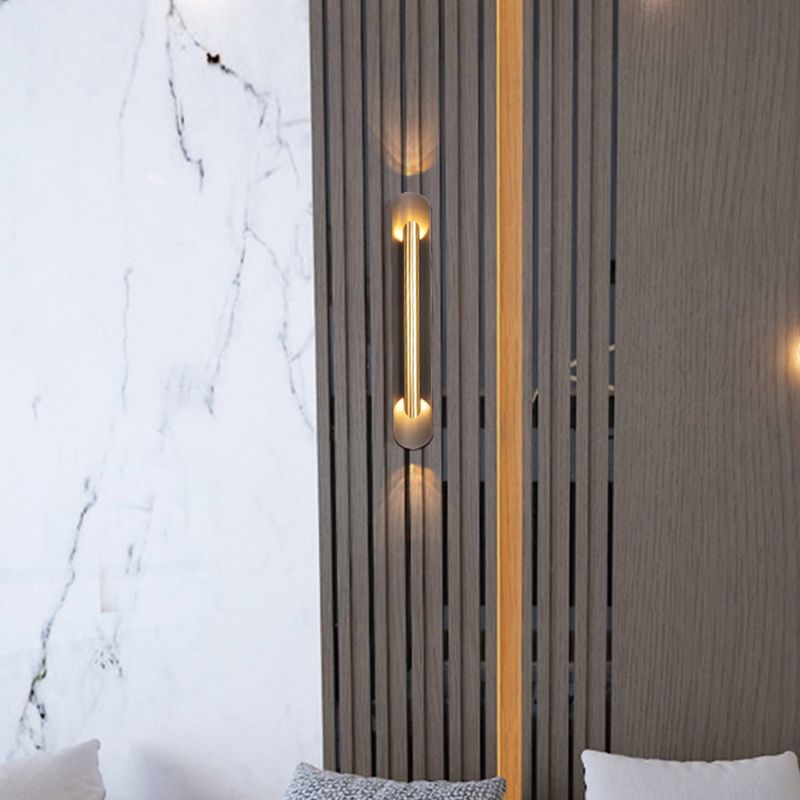 Lineare Form Metallwandbeleuchtung moderner Stil 2 Leuchten Wandmontierte Beleuchtung in Messing