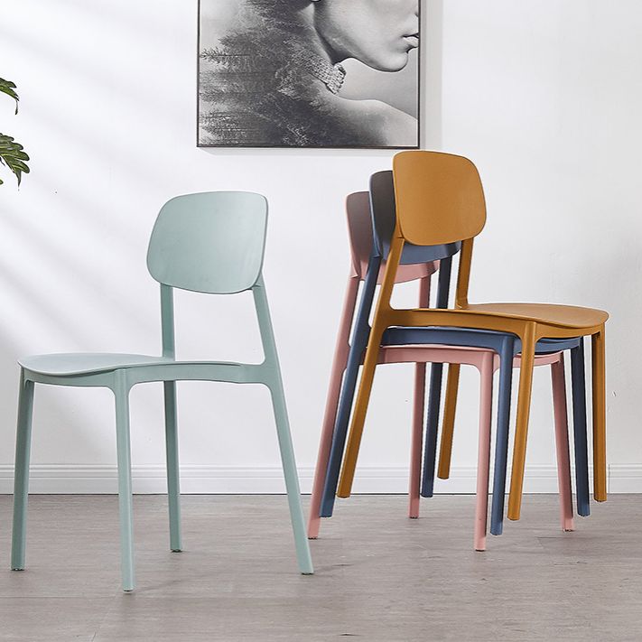 Sillas de comedor sin brazos con respaldo abierto Silla auxiliar de comedor apilable de plástico (juego de 4)