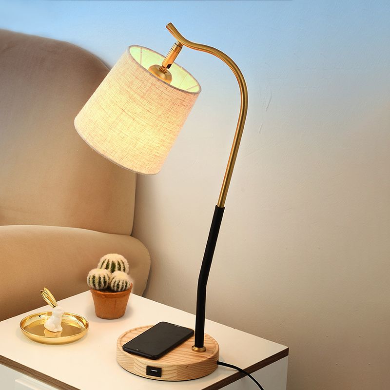 Tissu Barrel Desk Light moderne 1 ampoule rouge brun rouge / beige lampe de table de nuit beige avec bras en métal courbé