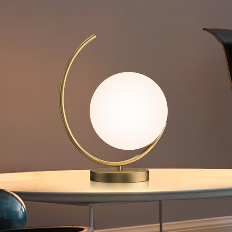Lampada da comodino Gold C Simplicity Lampada da tavolo in metallo a 1 testa con paralume sferico in vetro opale