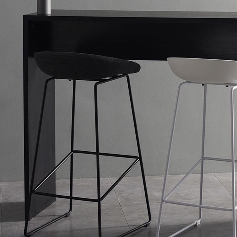 Tabourets de comptoir scandinaves en plastique et acier, sans dossier, avec siège baquet (Ensemble de 2)