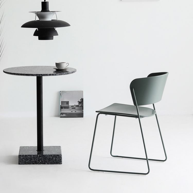 Binnen de stoelen voor de zijkant van de binnenkant van de binnenkant van de achterstoelen.