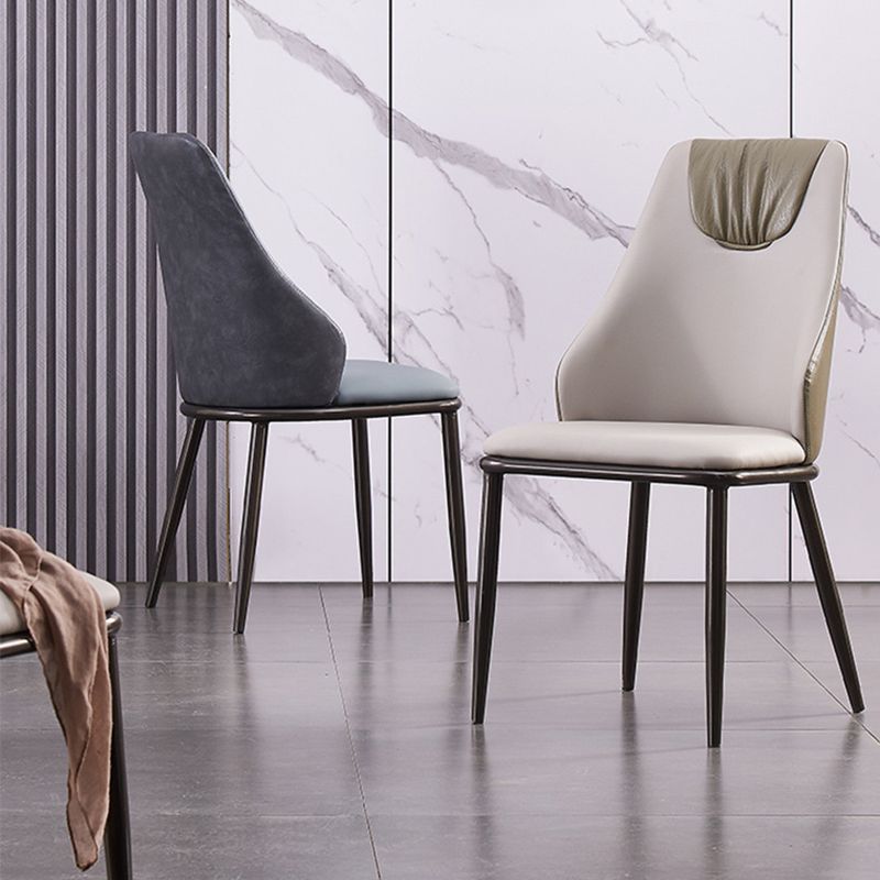Chaises de salle à manger en cuir moderne en métal en métal avec des jambes noires