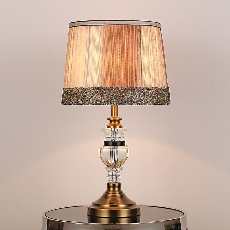 1 Kopf-Urnen-förmige Aufgabenbeleuchtung moderner handgeschnittener Kristall-Nachttisch-Lampe in Braun
