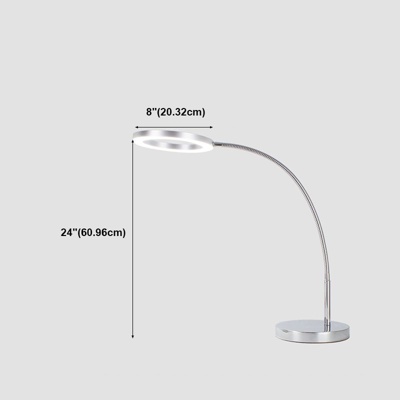 Lampe de table linéaire lampe moderne de style en métal unique de table lumineuse en argent en argent