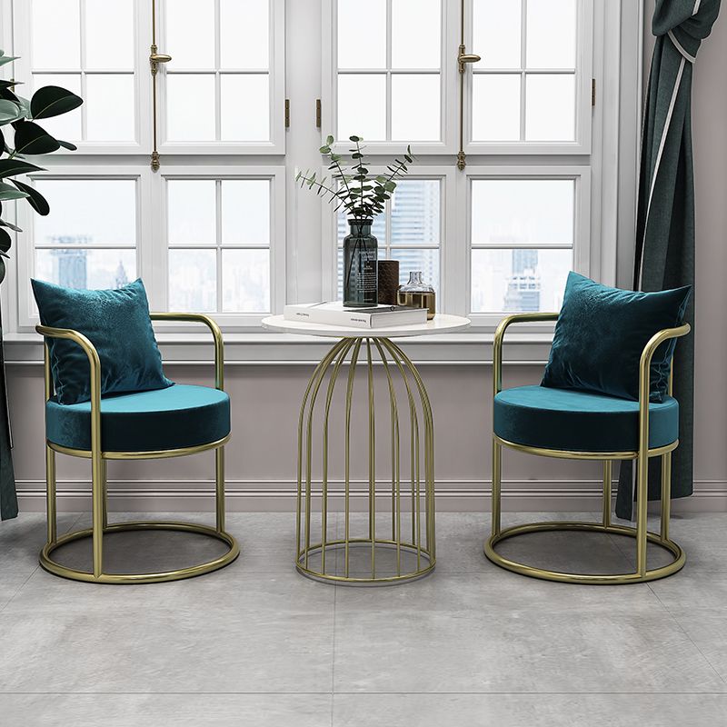 El comedor del metal del estilo nórdico preside el terciopelo que cena la silla para el uso del restaurante