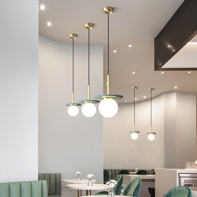 Natürlicher Marmor kleiner Anhänger Licht moderne 1-Kopf-Federlampe mit weißem Glasschatten