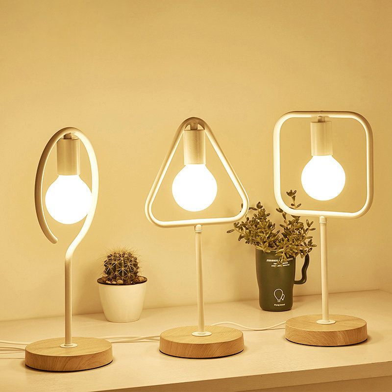 Cadre géométrique lampe de table en métal industriel Lumière de nuit de chevet simple avec base en bois rond