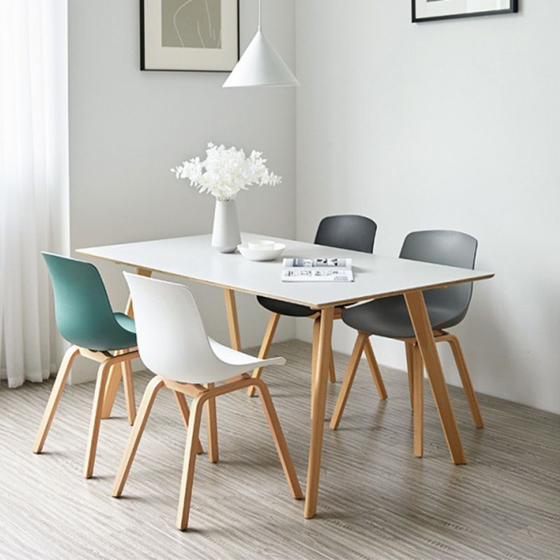 Silla de comedor con acabado mate de madera, silla lateral con respaldo sólido de restaurante escandinavo