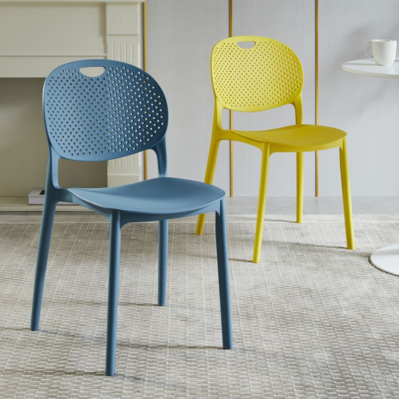 Chaise d'appoint en plastique contemporaine, empilable, sans accoudoirs, à dossier ouvert, pour salle à manger