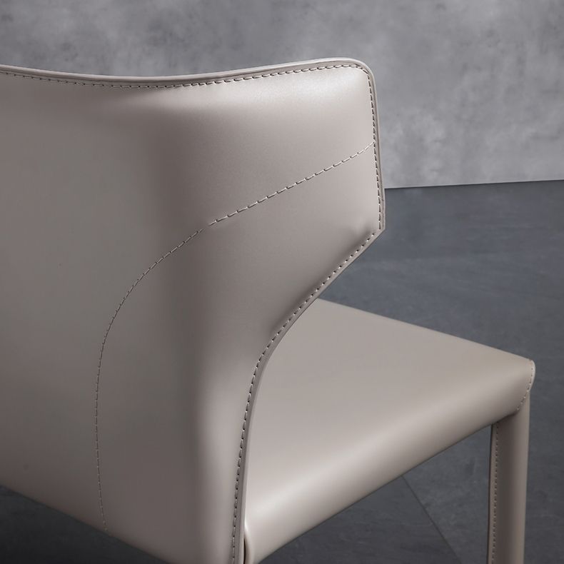 Silla lateral de cuero estilo diseñador para el hogar, silla de comedor con respaldo de orejas y acabado mate (juego de 2)