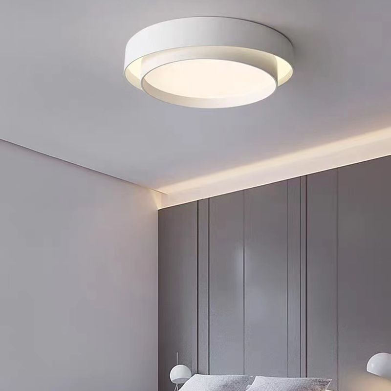 Plafonnier LED blanc en acrylique dans un montage encastré circulaire en fer de simplicité moderne pour les espaces intérieurs