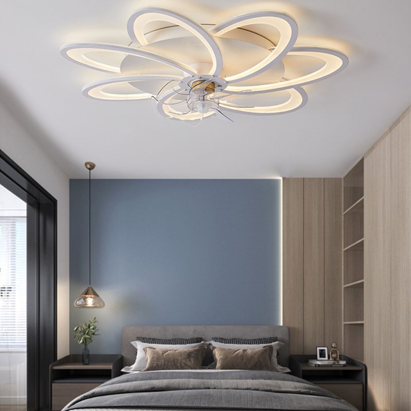 Nordische Metall Deckenlüftungslampe Multi-Head-LED-Flush-Montage-Leuchte mit klarem Kunststofflüfterblatt