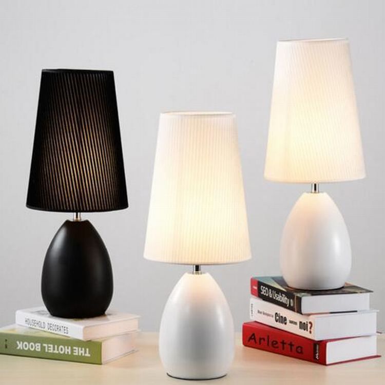 Lampe de lecture conique en tissu moderniste, 1 lumière, lampe de bureau en blanc/noir pour chambre à coucher
