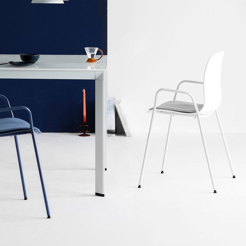 Silla plástica industrial del brazo de la sala de reuniones con parte posterior sólida del final mate que cena la silla