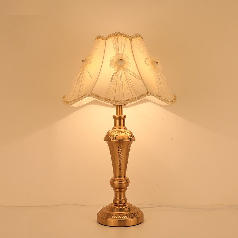 Bloemen/conisch bed bureau licht Traditionele stof enkele kop gouden nachttafelverlichting