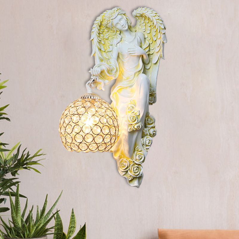 Facettierte Kristall-Global-Wandleuchte im Vintage-Stil, 1 Kopf, Esszimmer-Wandbeleuchtungsidee mit Engel-Harz-Dekor in Weiß/Dunkelgold, links/rechts