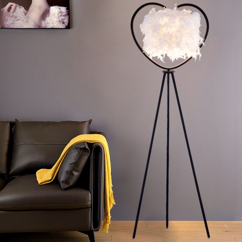 Lampada del pavimento del cuore amorevole moderno moderno Trippiede a 1 testa in mezzo/oro Finitura pavimento in piedi con tonalità di piuma