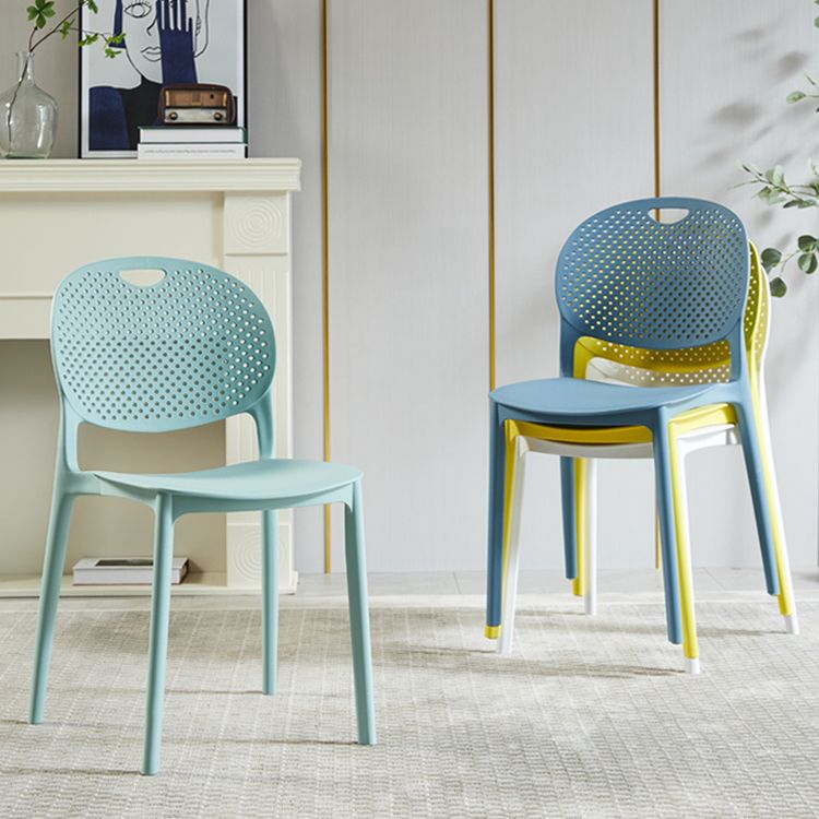 Chaise d'appoint en plastique contemporaine, empilable, sans accoudoirs, à dossier ouvert, pour salle à manger