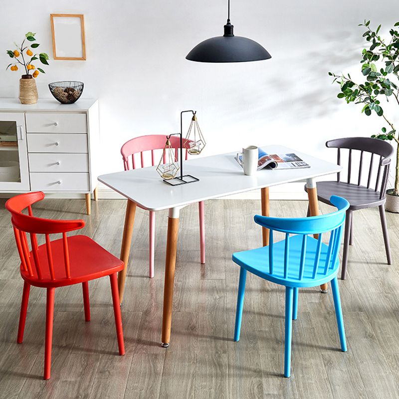 Silla de comedor de plástico con acabado mate de silla lateral con respaldo de listones para el hogar escandinavo