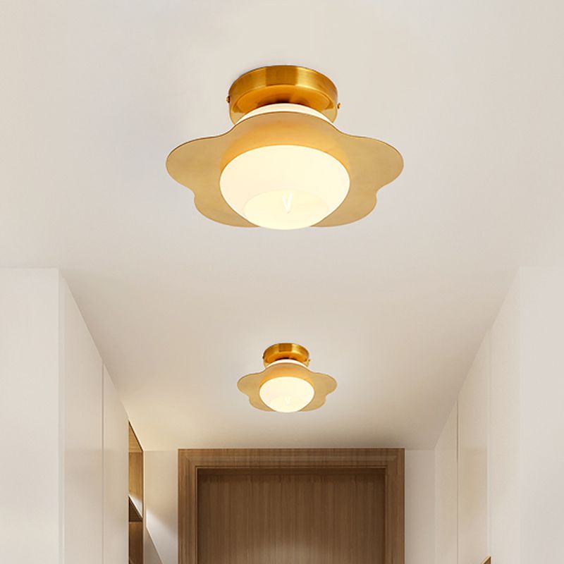 Inbouwlamp met 1 kop in de gang, moderne inbouwlamp met gouden afwerking en witte glazen bolvormige kap