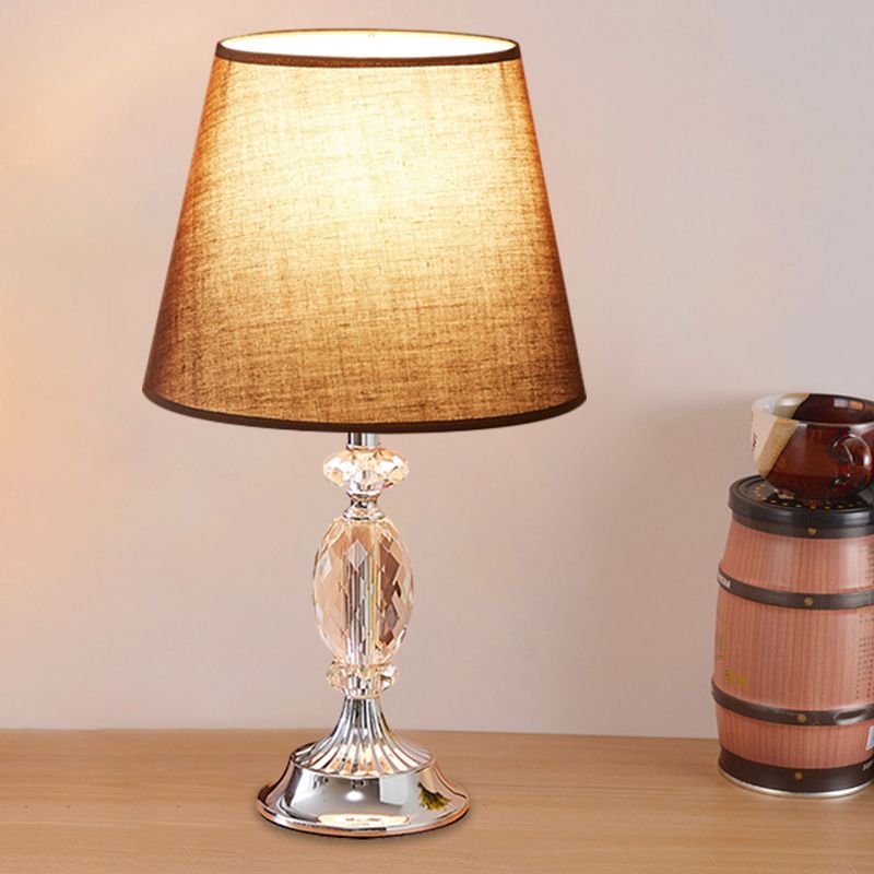 1 Glühbirnenschattentisch Leichte traditionelle Rot/Kaffee/Flachs -Tapered Sleeping Room Nighttange Lampe mit abgeschrägten Kristallblöcken