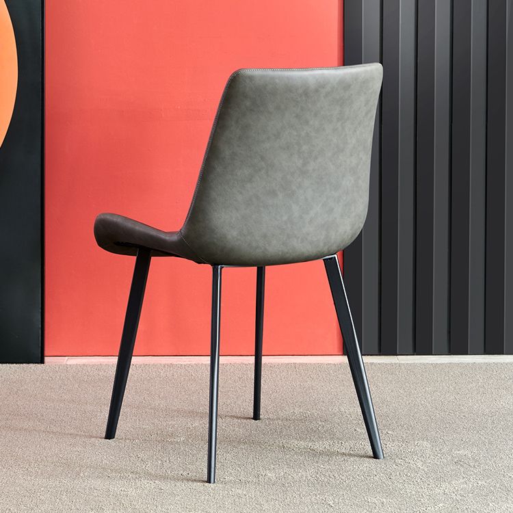 Silla de comedor industrial de metal con acabado metálico y respaldo sólido