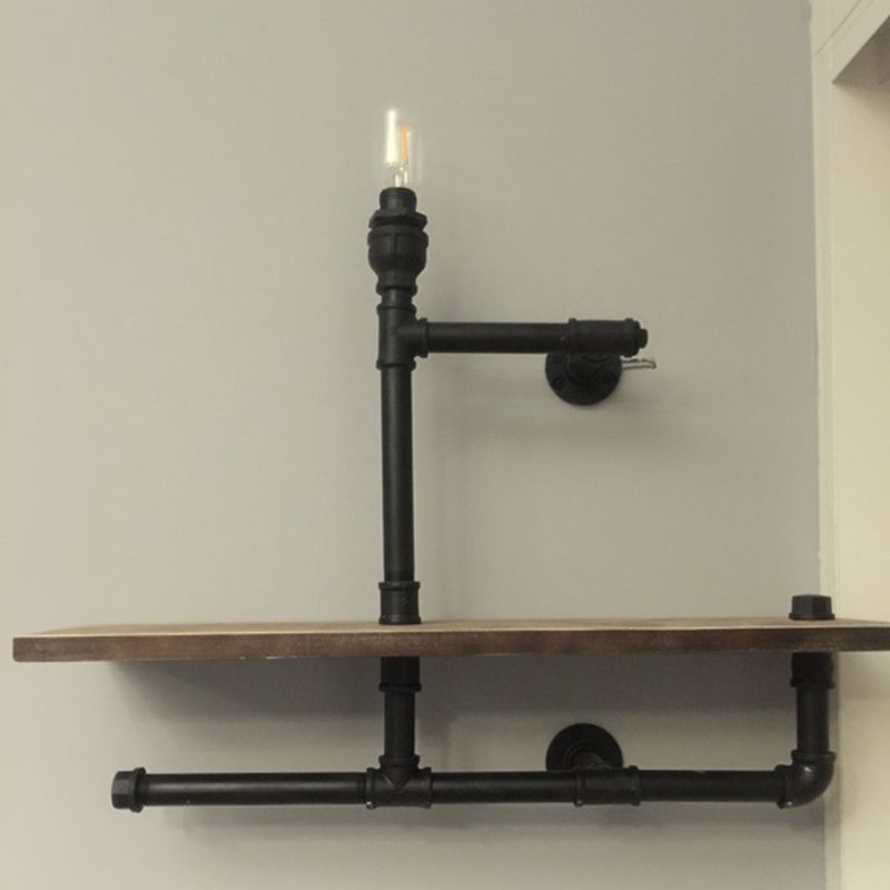 Industrielle Rohrleitungswand montierte Beleuchtung Metallic Wandleuchten in Schwarz mit Holzregal