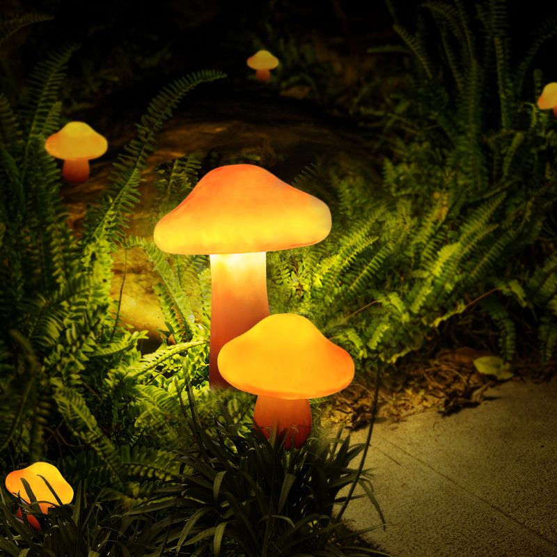 Resin Mushroom Shaped LED Lawn Lighting Artistic Yellow Stake Light for Courtyard