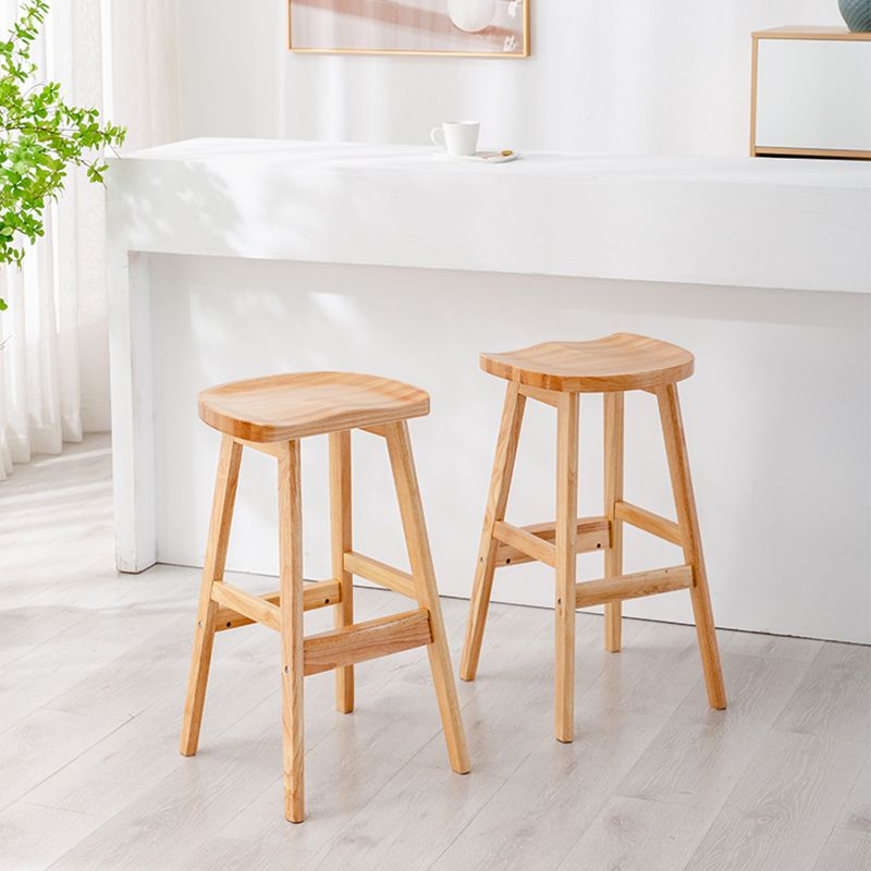 Moderner Barhocker aus Massivholz mit Sattelsitz, rückenfreier Innenhocker mit Holzbeinen