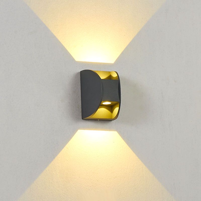 Prononi murali minimalisti contemporanei su e giù per il corridoio del portico