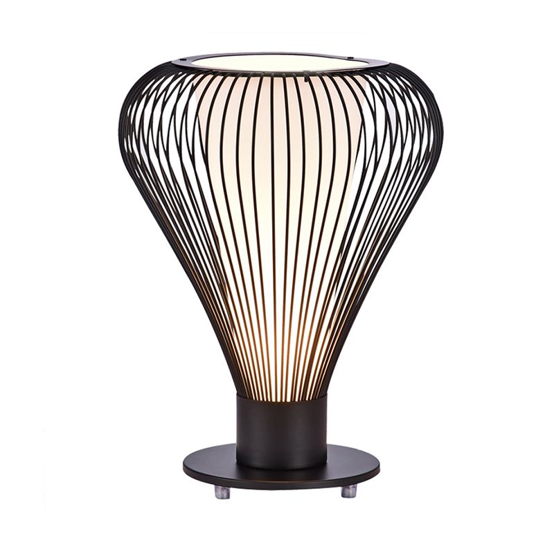 Iron Pear Cage Kleine bureaulamp Modernisme 1 kop LED-leeslamp met zwarte afwerking en kegelvormige witte glazen kap aan de binnenkant