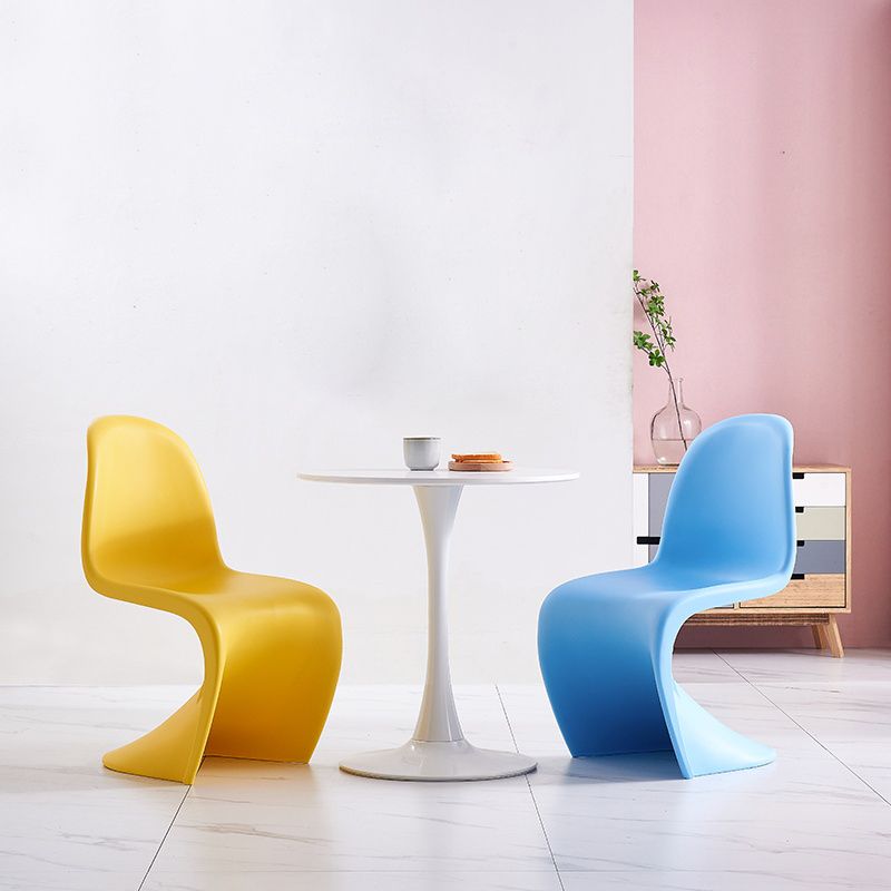 Sedie da pranzo senza bracciolo in plastica in plastica in stile scandinavo.
