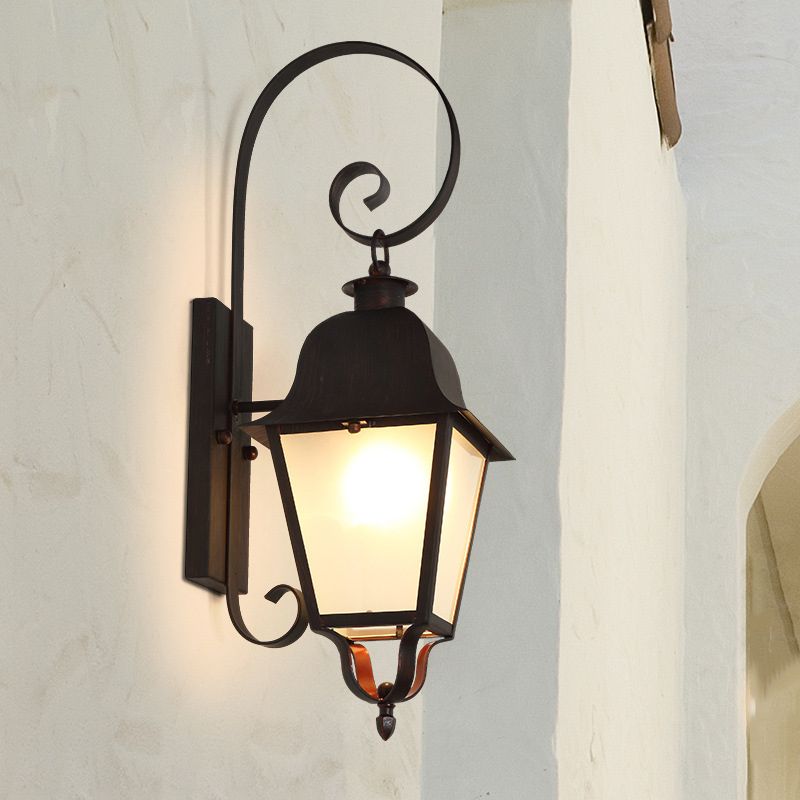 Cottage Curvy Wandlampe 1 Leichte metallische Wandleuchte mit Lantern gefrosteter Glasschatten in Schwarz