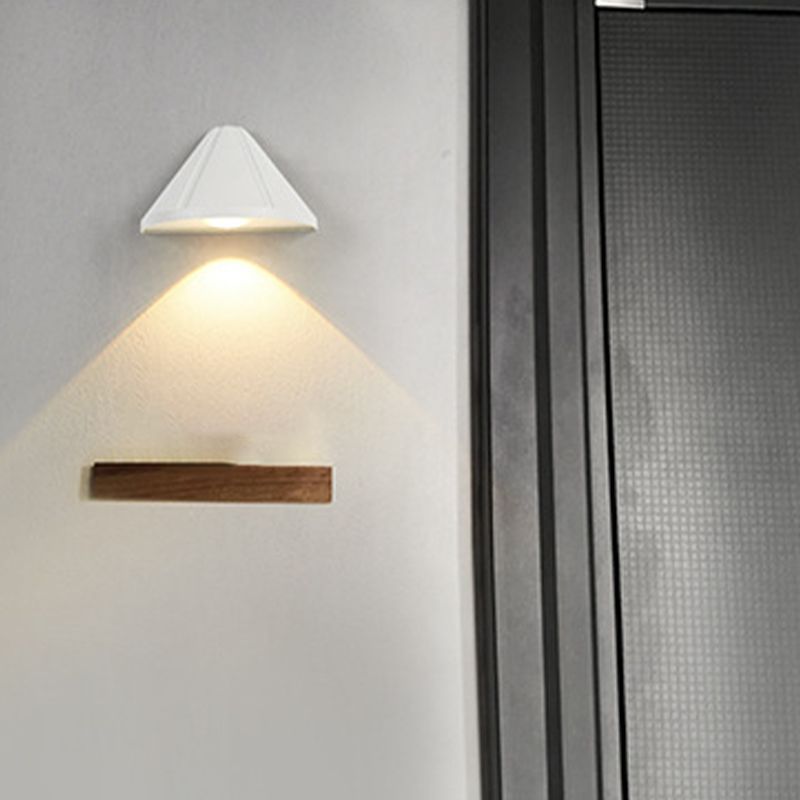 Single Modernism Black/White Wall Mounted Sconce Statement LED Wall Light