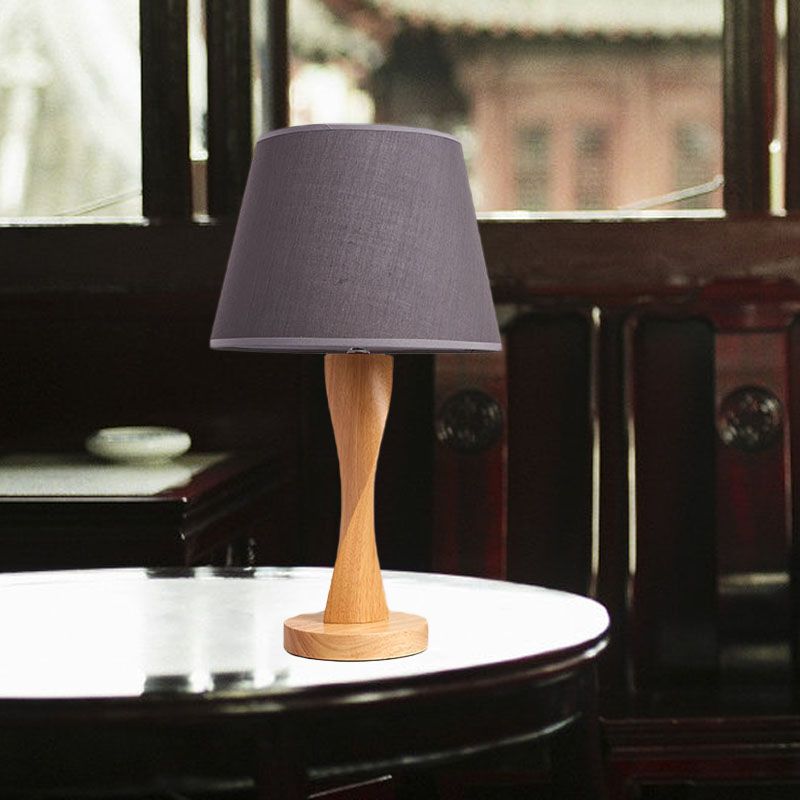Lampada da notte intrecciata in legno Cottage 1 luce Illuminazione da tavolo da soggiorno con paralume conico in tessuto in beige/grigio/lino